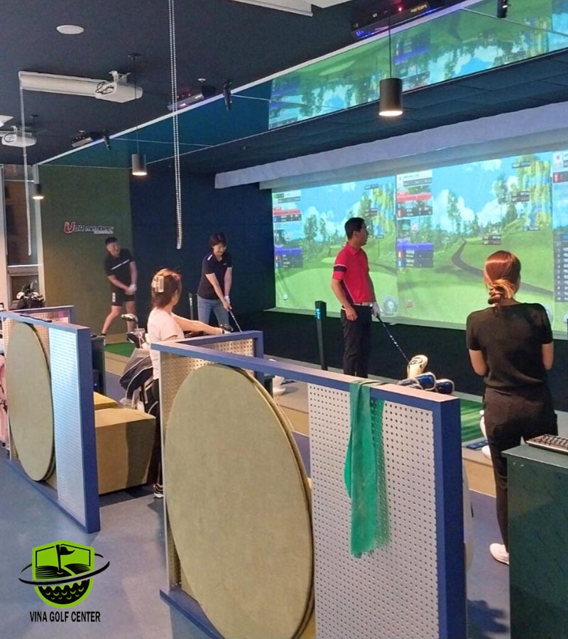 Những golfer mới chơi tập bằng phần mềm 3D tại phòng tập