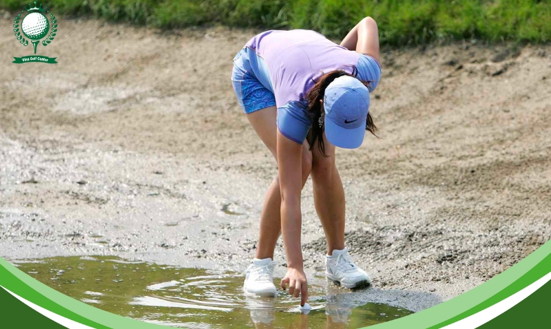 Bóng golf rơi xuống nước